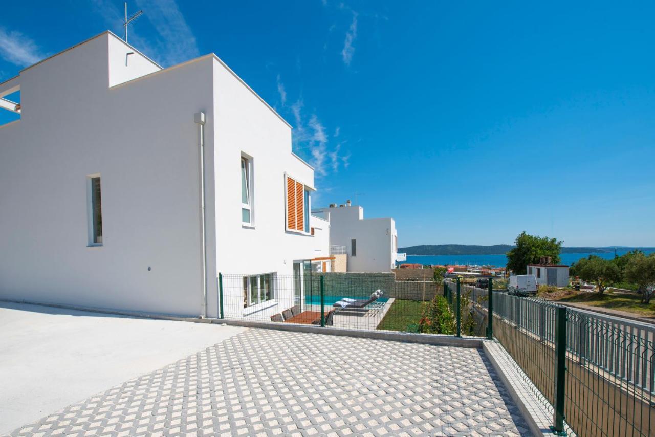 Sunny Bo Villa With A Heated Pool And Rooftop Jacuzzi Kaštela Kültér fotó