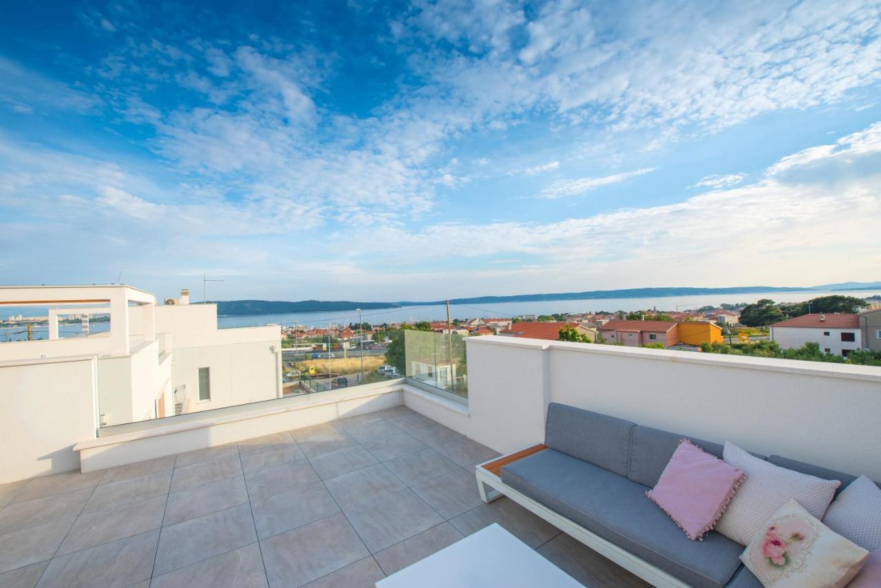 Sunny Bo Villa With A Heated Pool And Rooftop Jacuzzi Kaštela Kültér fotó