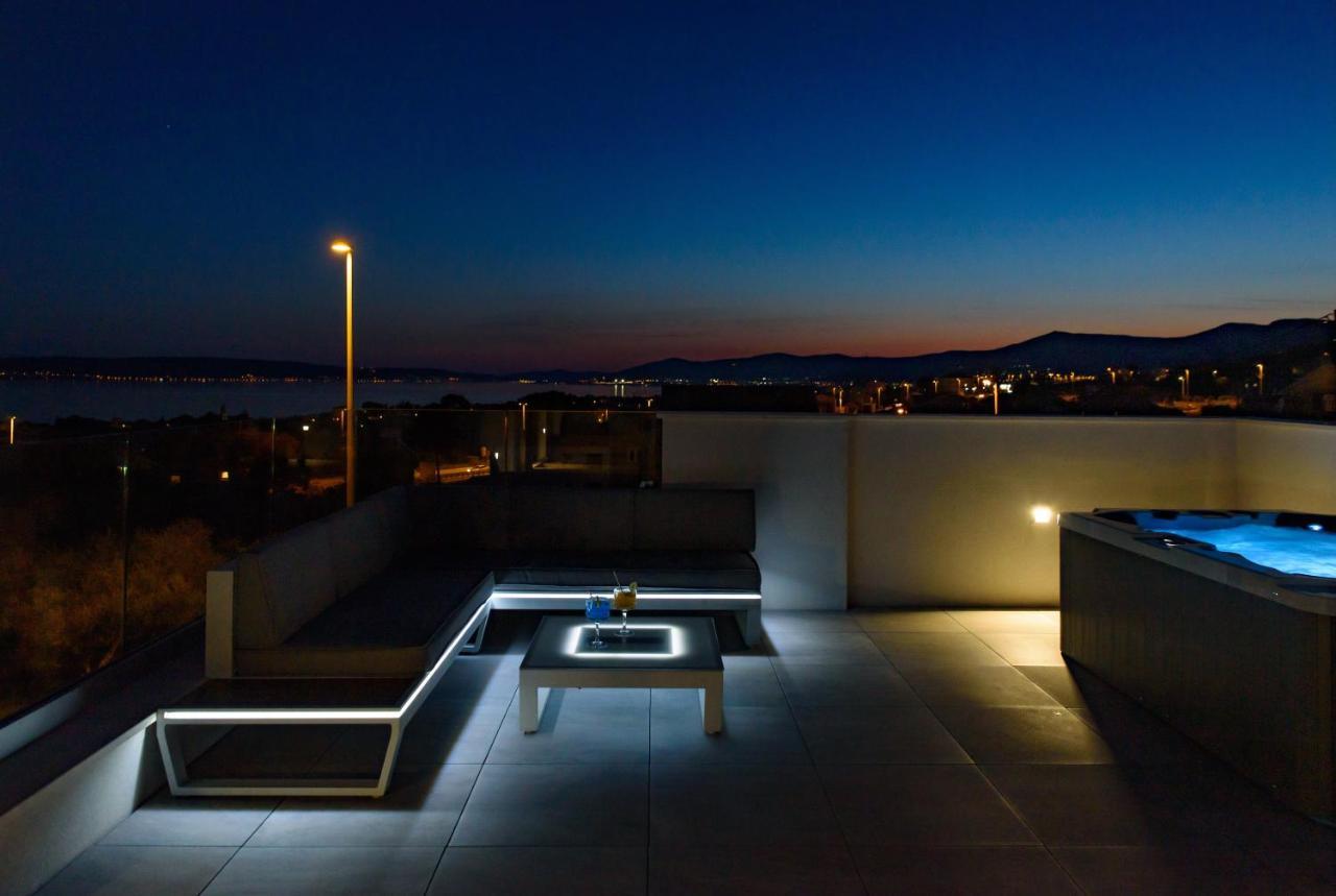Sunny Bo Villa With A Heated Pool And Rooftop Jacuzzi Kaštela Kültér fotó