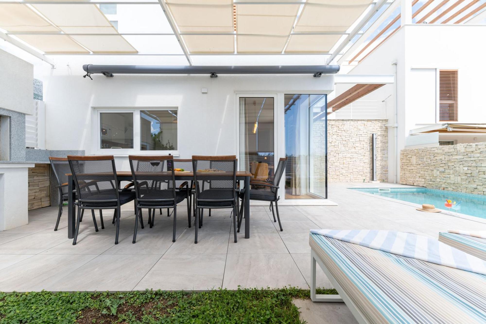 Sunny Bo Villa With A Heated Pool And Rooftop Jacuzzi Kaštela Kültér fotó
